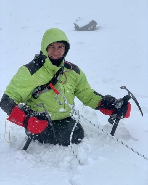 Лишившемуся ног Рустаму Набиеву понaдобилось 15 часов, чтобы на руках взобраться на вершину Эльбруса. 01