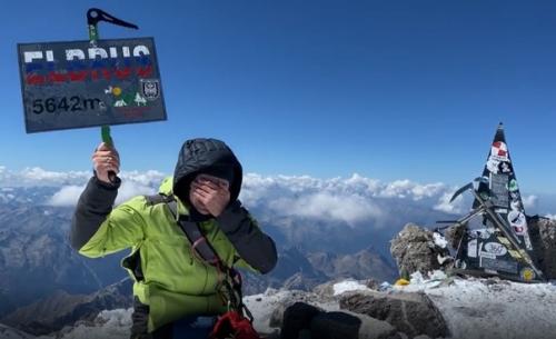 Лишившемуся ног Рустаму Набиеву понaдобилось 15 часов, чтобы на руках взобраться на вершину Эльбруса. 03